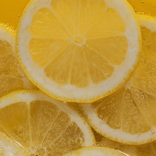 ÉCLAIRCISSEZ NATURELLEMENT VOS CHEVEUX AU SOLEIL AVEC CITRON ET CAMOMILLE : OBTENEZ UN EFFET SURFEUR ÉCLATANT