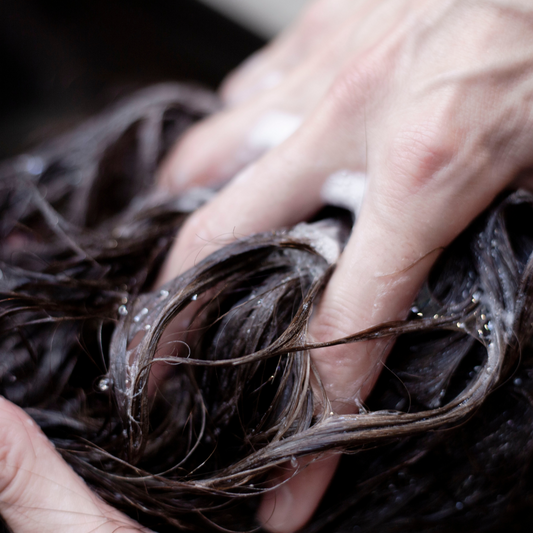 COMMENT BIEN SE LAVER LES CHEVEUX?