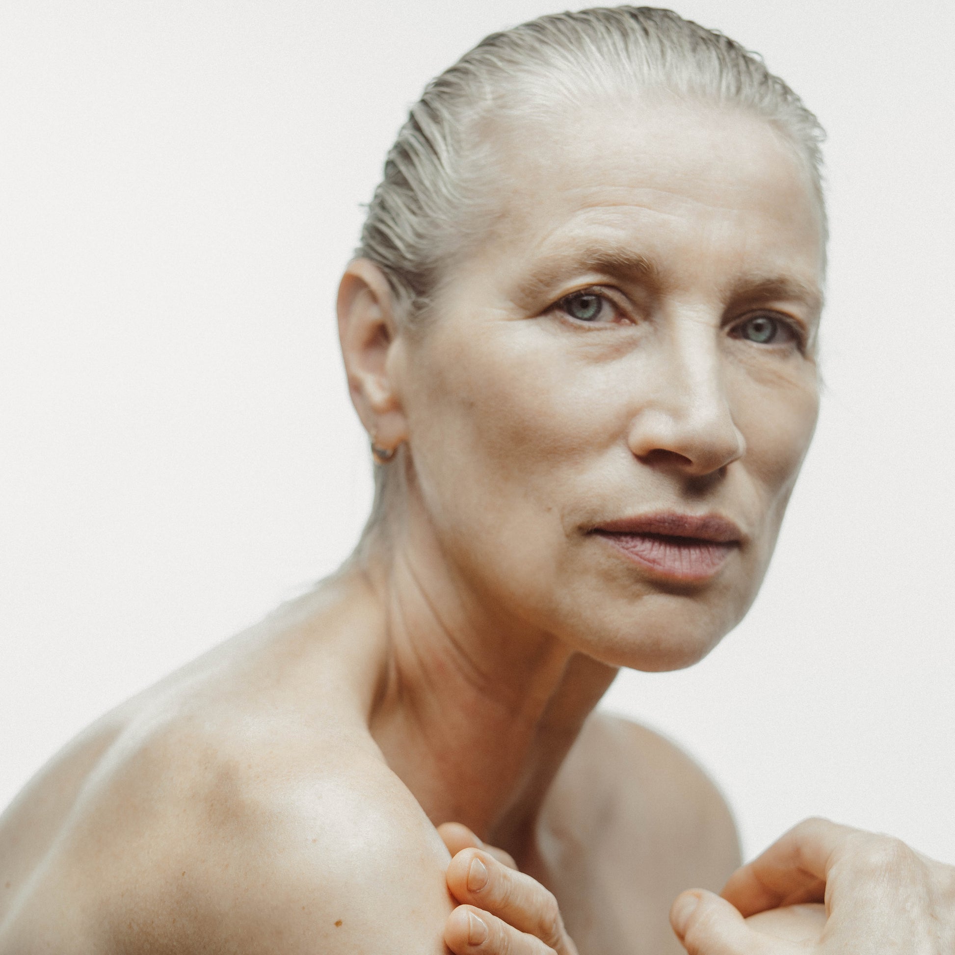 Une jeune femme pose, mettant en avant le grand rituel avec style. Cette photo reflète la satisfaction et la confiance de l'utilisateur envers les produits, suggérant son efficacité et son attrait visuel.