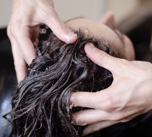 DE BEAUX CHEVEUX COMMENCENT PAR UN CUIR CHEVELU SAIN